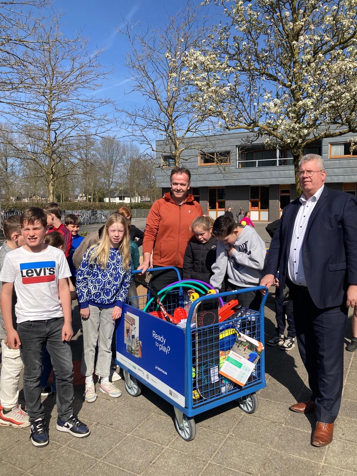 Wethouder van Gerwen reikt eerste Skillsbox uit