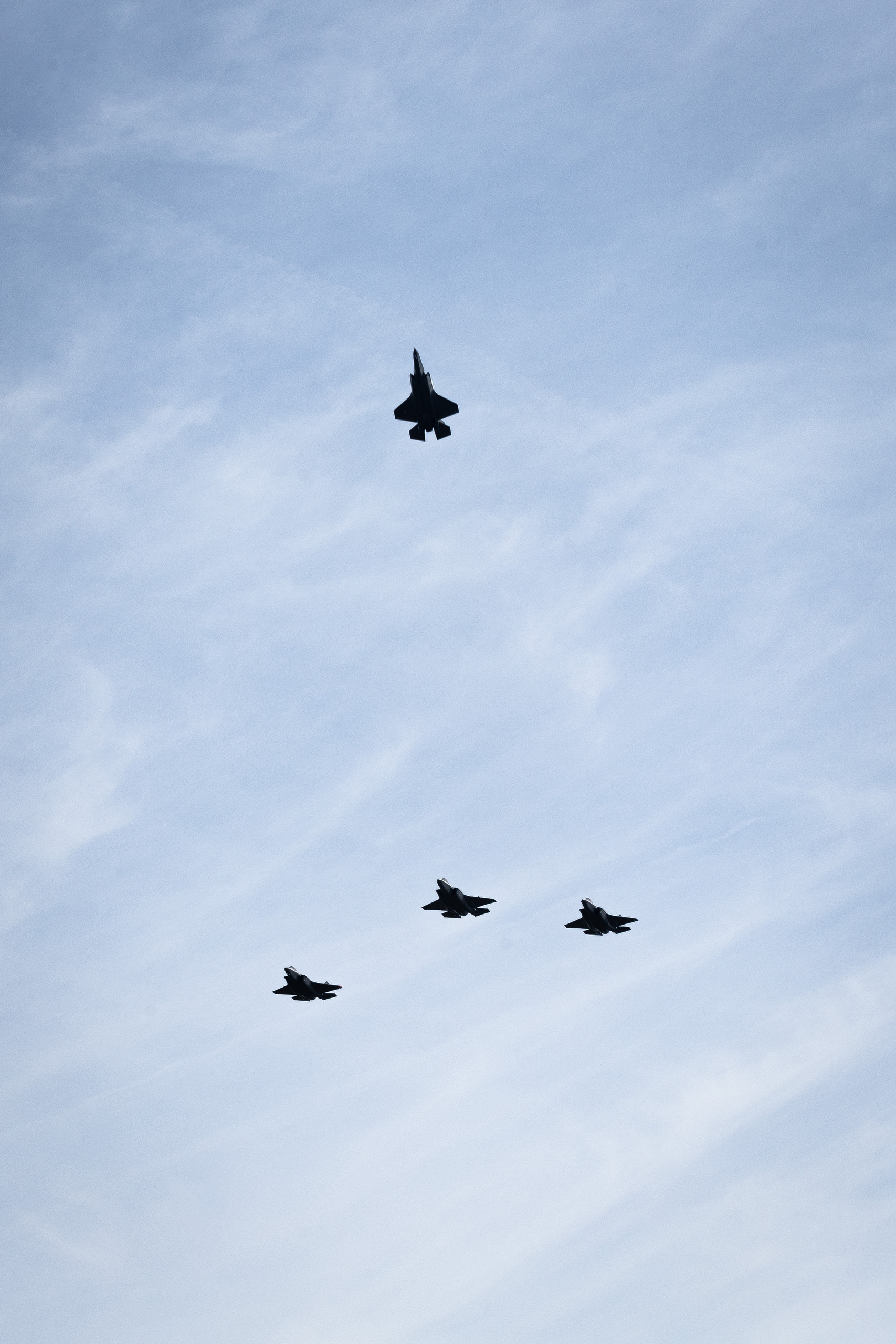 Vliegtuigen in de lucht die vliegen in de missing man formatie